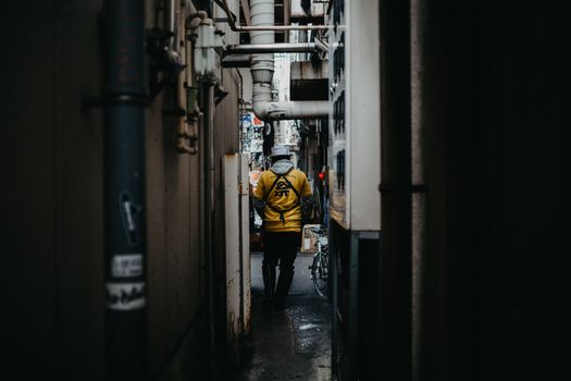 Gelb & Tokyo bei Nacht – Dramatische Neon-Szene