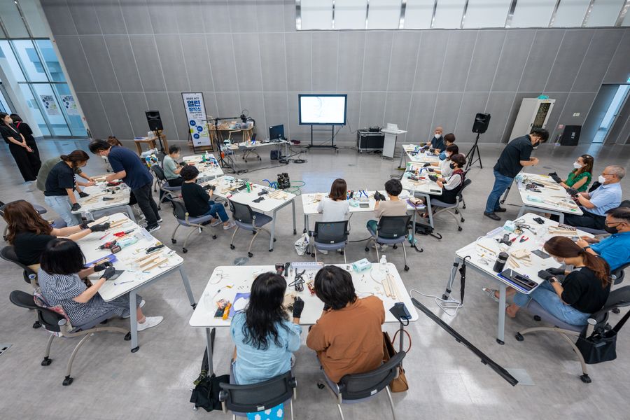 Estudiantes de distintas edades trabajando juntos con tecnología