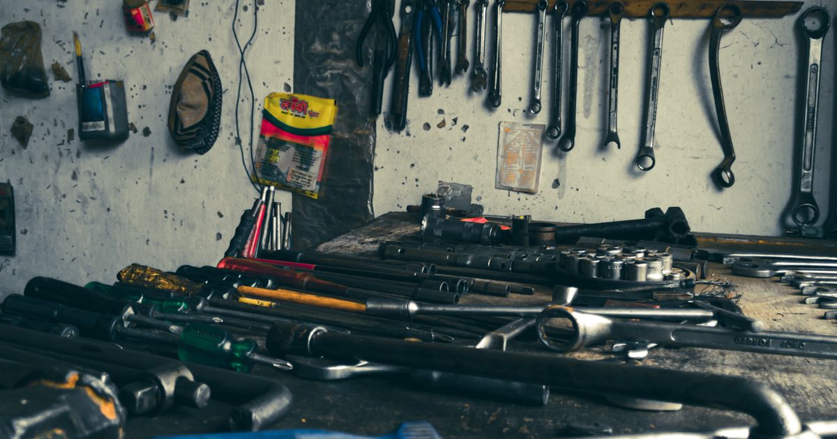 Établi d'atelier avec outils