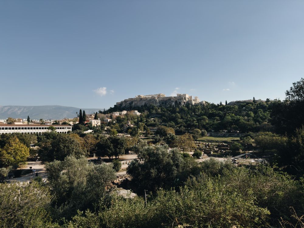 Vista panorámica de Atenas con la Acrópolis sobre la ciudad