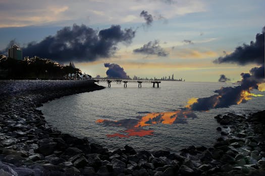 迷人的日落映照着海景、岩石海岸和遥远的城市天际线