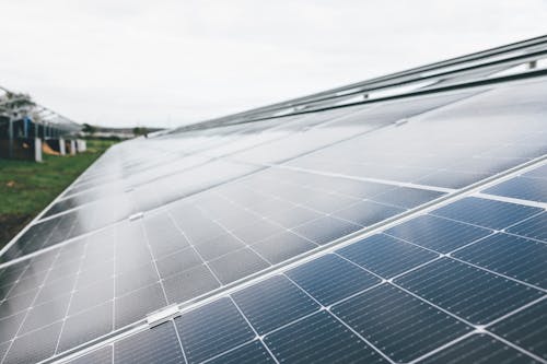 Güneş enerjisi, güneş panelleri içeren Ücretsiz stok fotoğraf