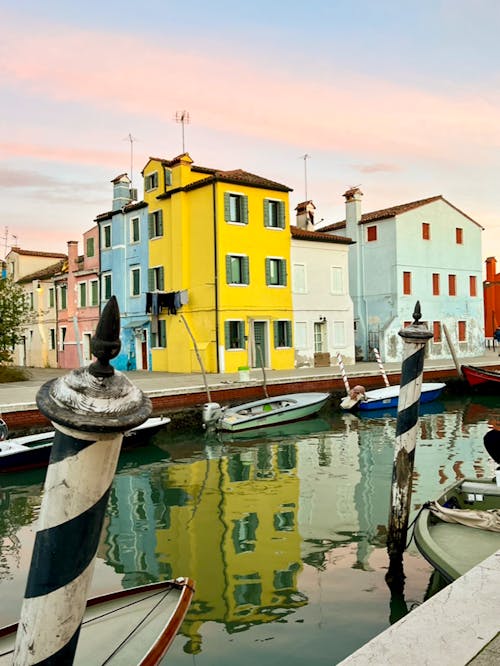 Foto profissional grátis de azul e amarelo, barco, burano