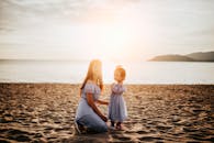 日落时分，母女在海滩上共享了一段温柔时光，捕捉到了爱与自然的真谛