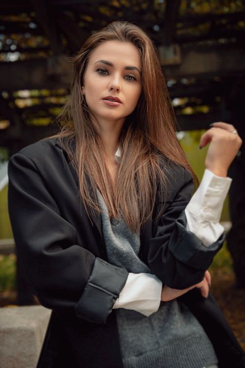 Free Portrait of a confident woman in a black blazer outdoors, exuding elegance and style. Stock Photo