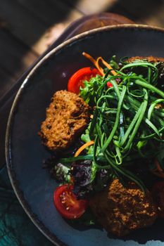 Delicious vegetarian salad with crispy falafel and fresh vegetables.