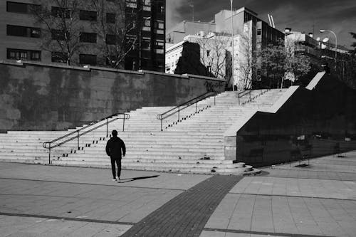 Immagine gratuita di architettura, bianco e nero, camminando