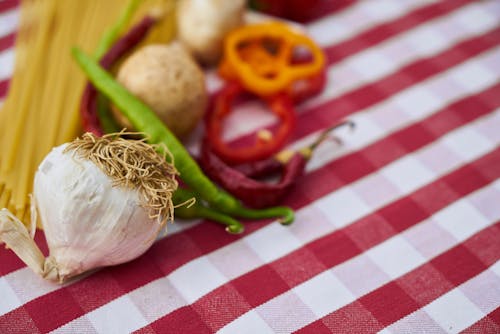 Free Garlic on Red and White Gingham Textile Stock Photo