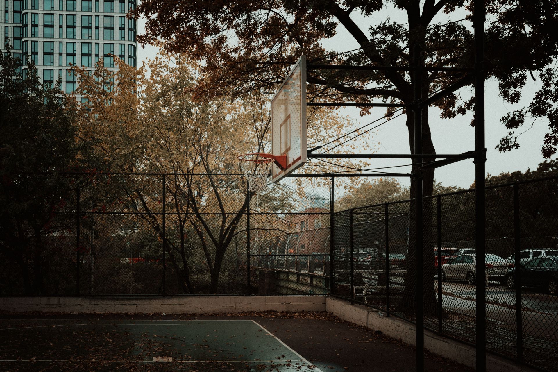 Iluminación exterior de un estadio de baloncesto al estilo del Madison Square Garden