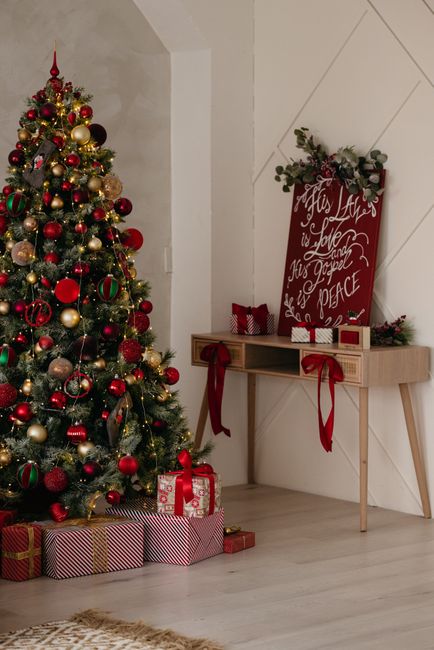 Cozy indoor setting featuring a beautifully decorated Christmas tree and gifts, capturing holiday spirit.