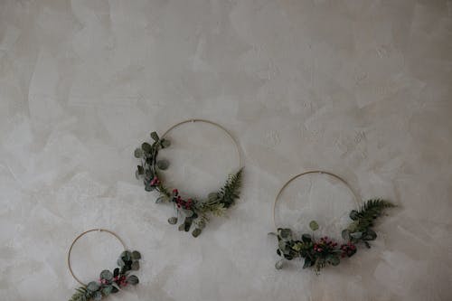 Simple Floral Christmas Decorations on the Wall 