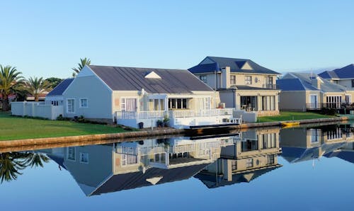 Casas Blancas De Un Piso Al Lado Del Cuerpo De Agua