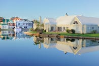 海滨别墅的优雅宁静与水面平静的倒影相映成趣