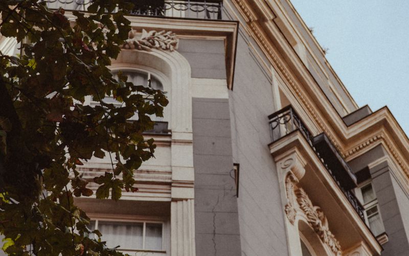 edificio residencial con vegetación
