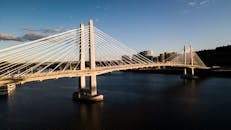 日落时分，蒂利库姆河穿越俄勒冈州波特兰市威拉米特河上的风景