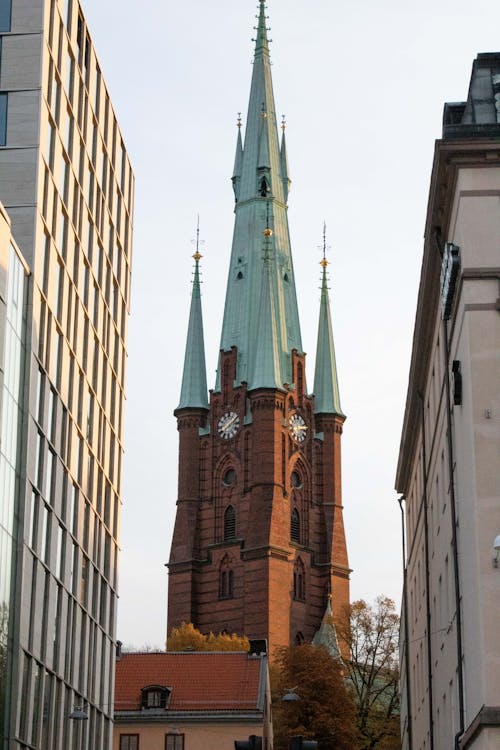 The Church of Saint Clare Between Buildings