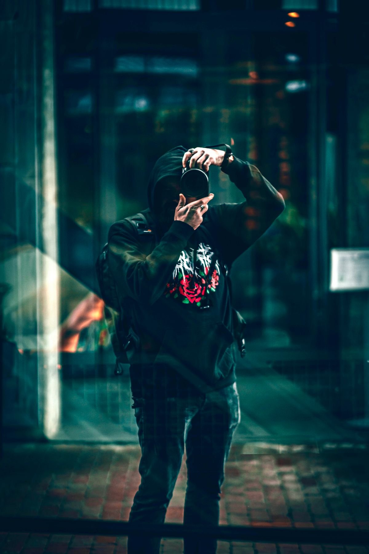 Hombre con sudadera en una ciudad de noche