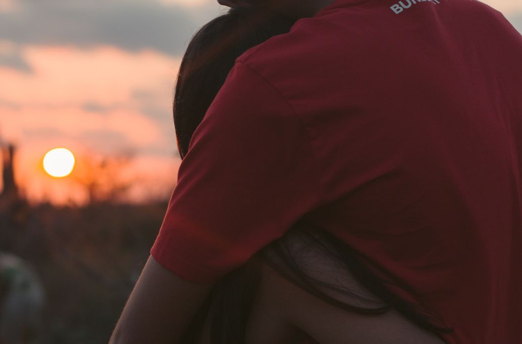 Online dating: starting a conversation on a niche platform