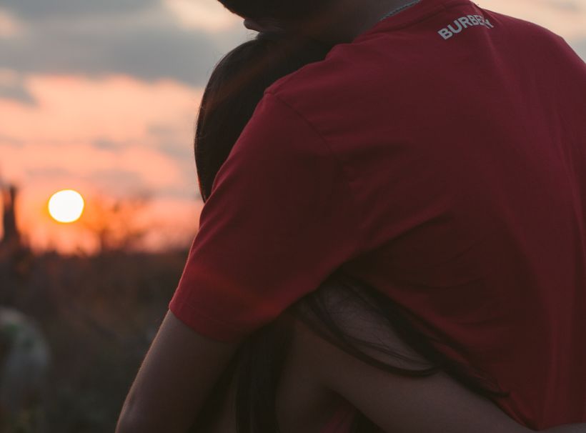 Online dating: starting a conversation on a niche platform