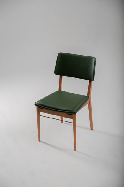 Retro chair with a green cushion, photo by Sandro Tavares on Pexels