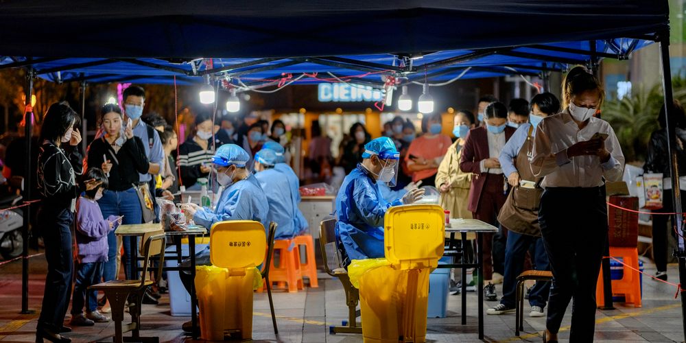 Khách Trung Quốc choáng ngợp trước "biển người" ăn mừng bóng đá và tình yêu nước của người Việt