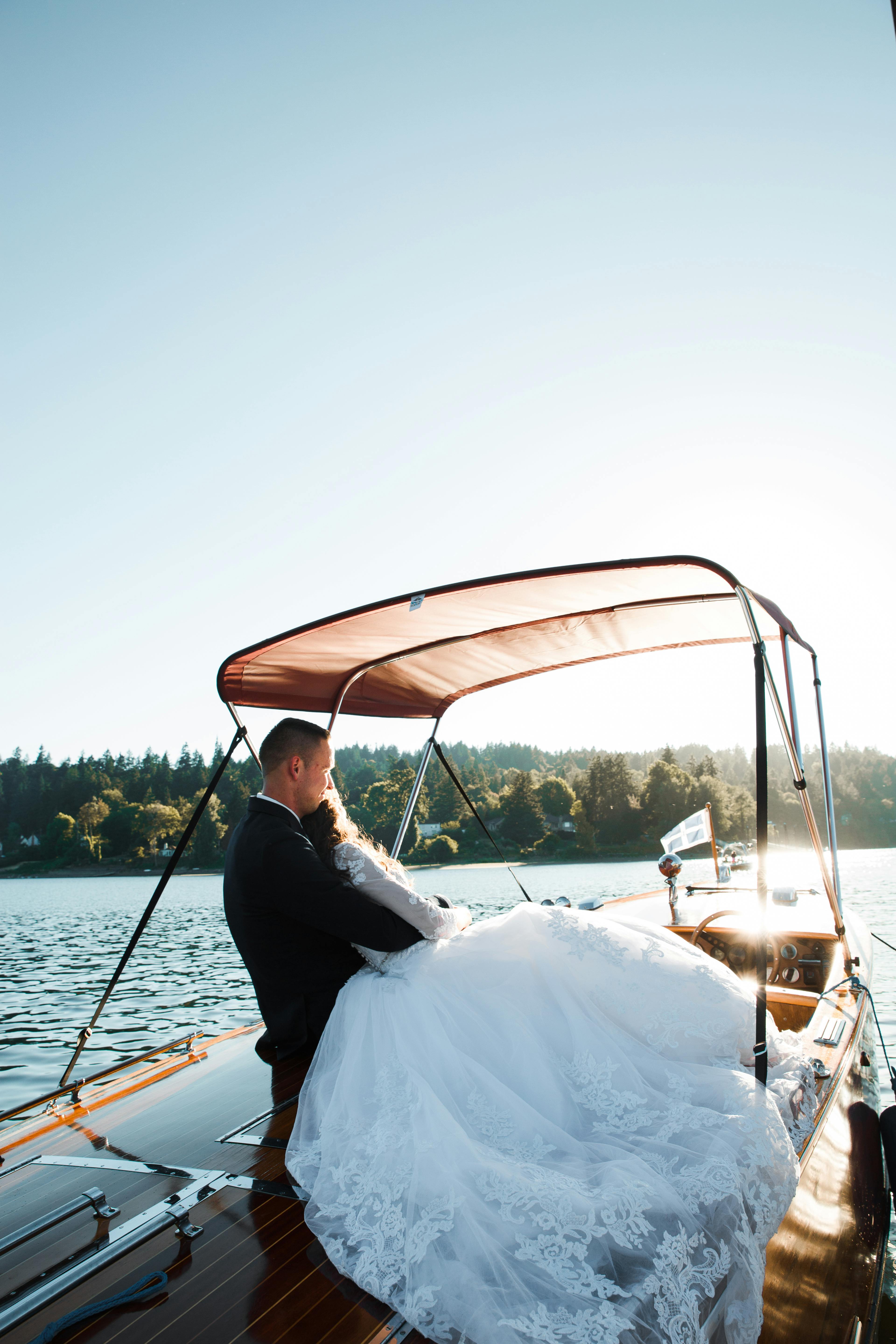 日落时分，新娘和新郎泛舟于宁静的湖泊，在自然的环绕中享受浪漫之旅