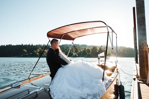 Bruid En Bruidegom Rijden Op Motorboot