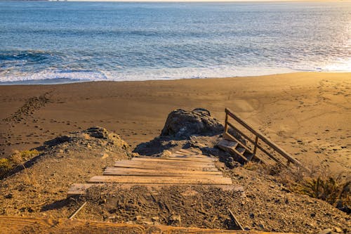 Kostenloses Stock Foto zu fels, holztreppen, meer