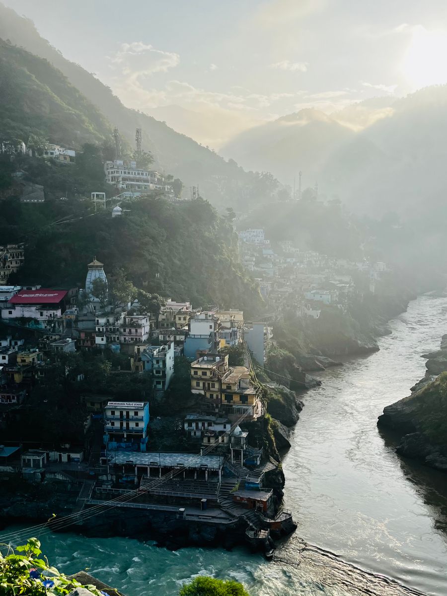 Vista aérea de Devprayag entre as montanhas