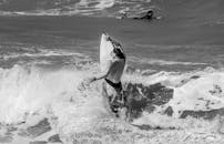 巴西马塔拉卡冲浪者冲浪的黑白图像