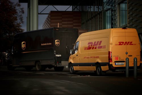 Darmowe zdjęcie z galerii z budynek, ciężarówki, dhl