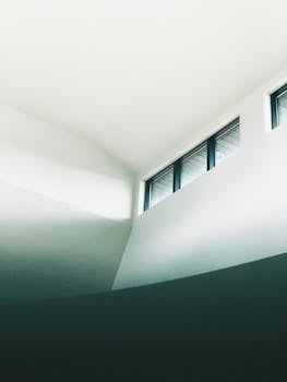 一幅高调抽象的极简主义建筑内部图像，包含窗户与几何形状