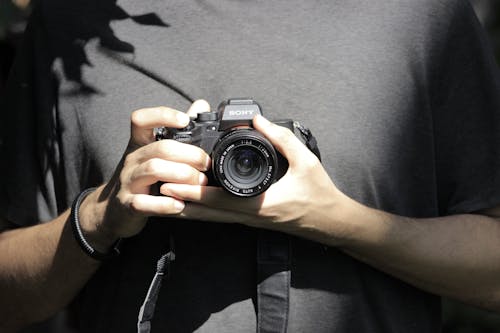 Fotobanka s bezplatnými fotkami na tému držanie, DSLR, fotoaparát