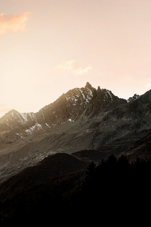Free Breathtaking view of snow-capped mountains at sunset, capturing nature's majestic beauty. Stock Photo