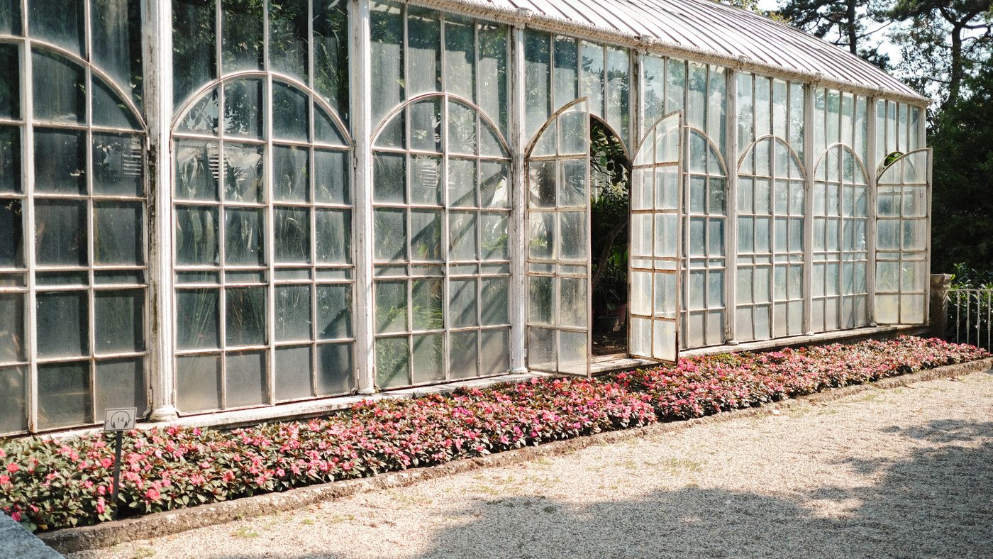 Mini Wall Greenhouses: A Year-Round Garden in 4 Square Feet