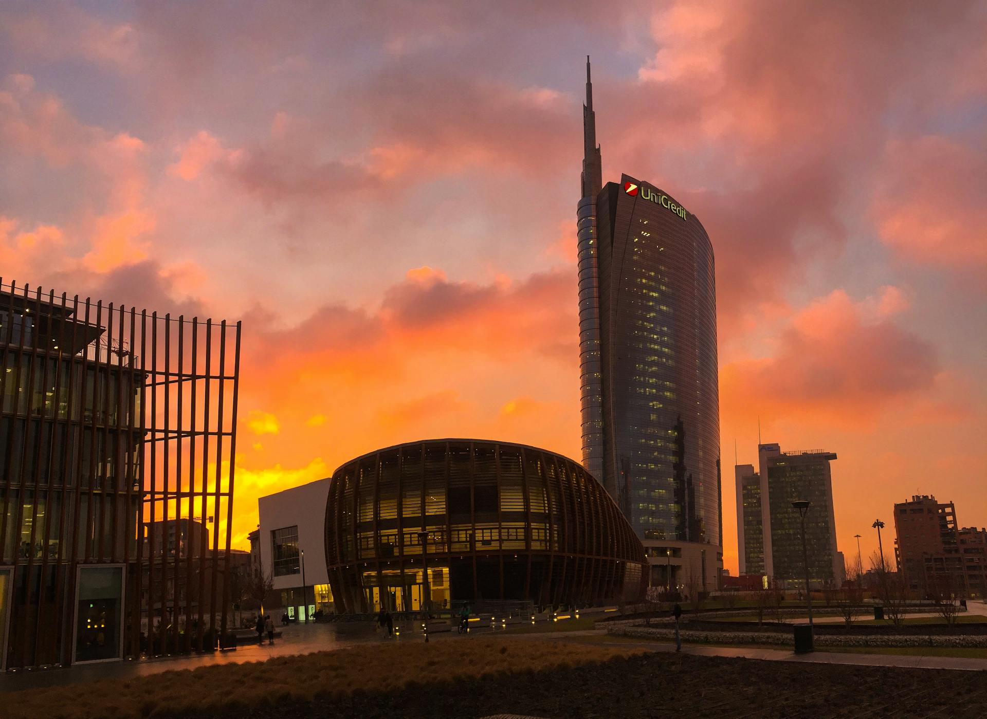 Breathtaking sunset over the modern skyline of Milan featuring the iconic Unicredit Tower.