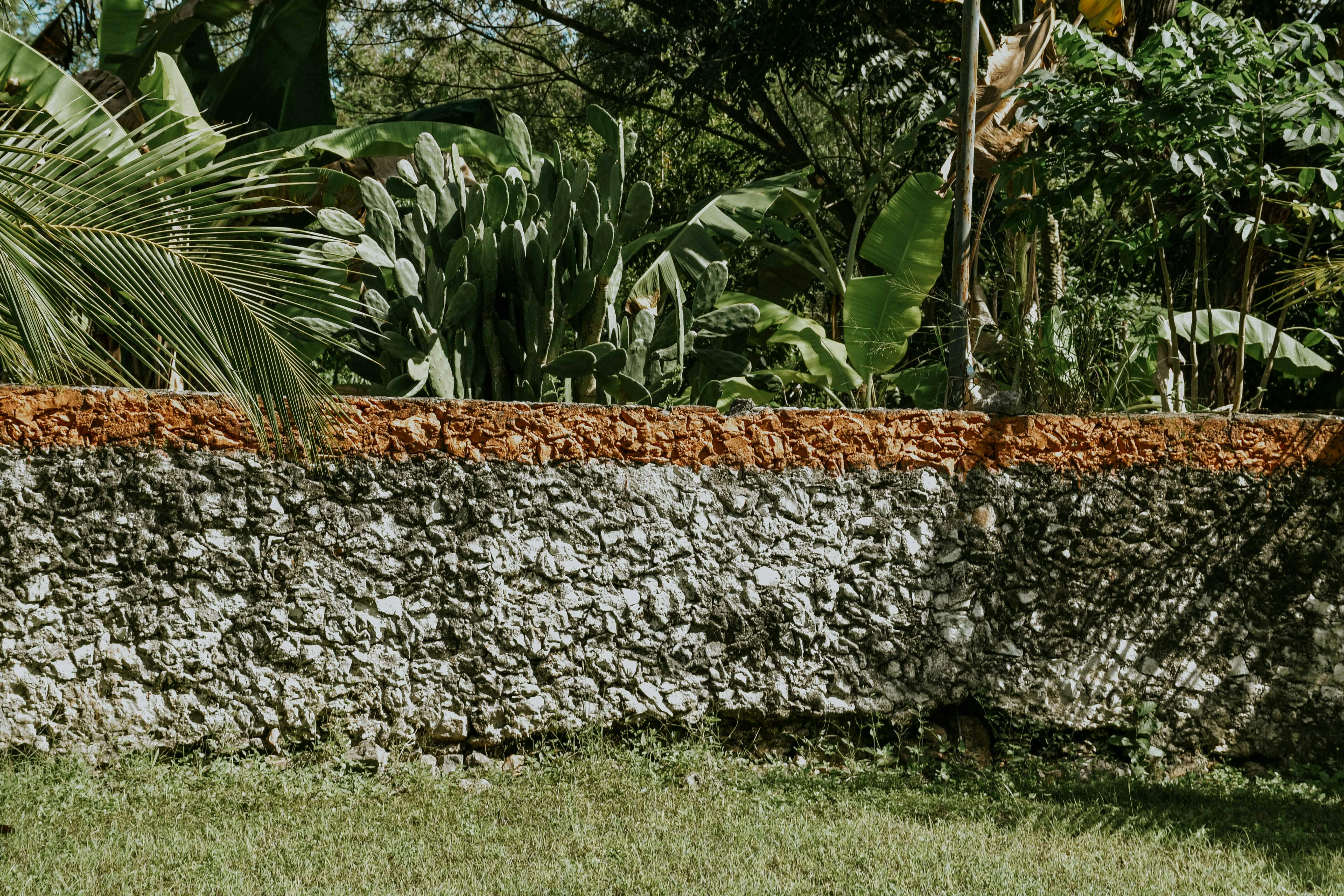 Stone retaining wall in a garden setting - Natural stone retaining walls
