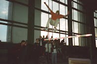 滑板运动员在室内展示了令人印象深刻的技巧，表演既精彩又令人兴奋