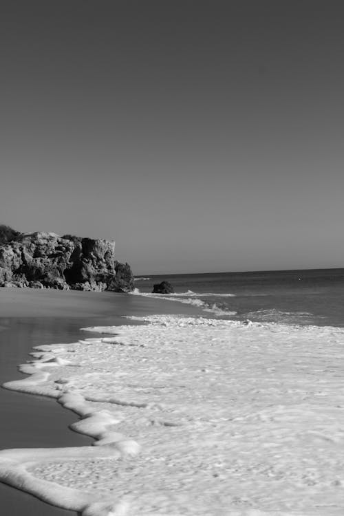 Ilmainen kuvapankkikuva tunnisteilla aallot, harmaasävyt, hiekka