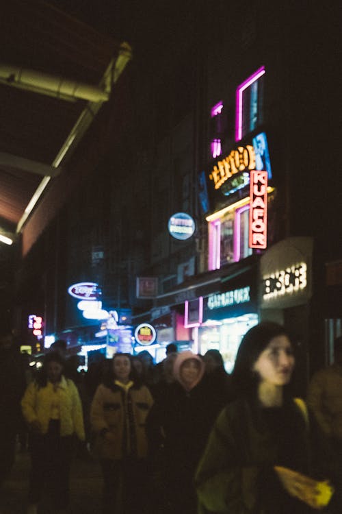 Darmowe zdjęcie z galerii z chodzący ludzie, neonowe oznakowanie, noc