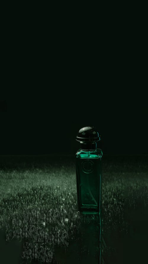 Foto profissional grátis de fechar-se, frasco de perfume, superfície de vidro