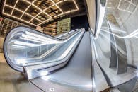 现代地铁站里，未来派的自动扶梯灯光明亮，映照着玻璃的反光