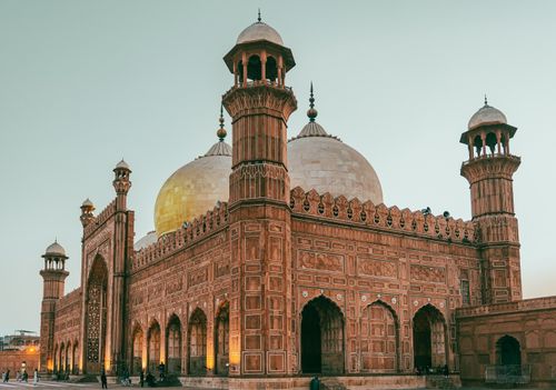 Free Capture of Badshahi Mosque showcasing magnificent Mughal architecture at dusk in Lahore, Pakistan. Stock Photo