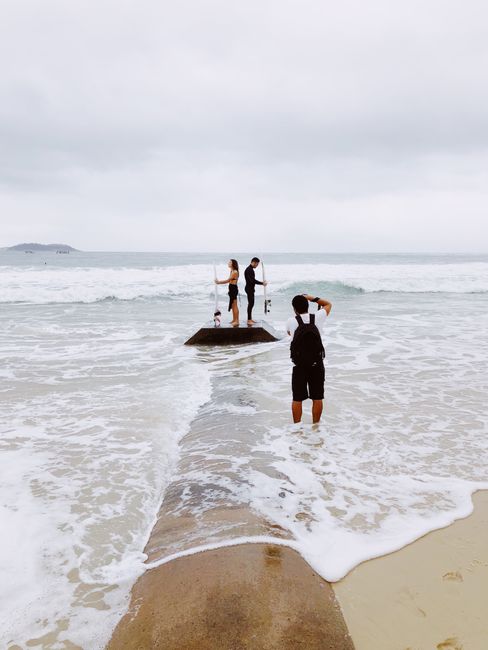 Couple photoshoot on Ipanema Beach, Brazil, capturing leisure and romance by the sea.