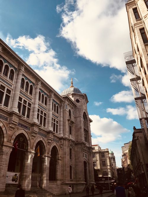 Free Capture of the iconic Istanbul Grand Post Office with stunning architecture and a blue sky backdrop. Stock Photo