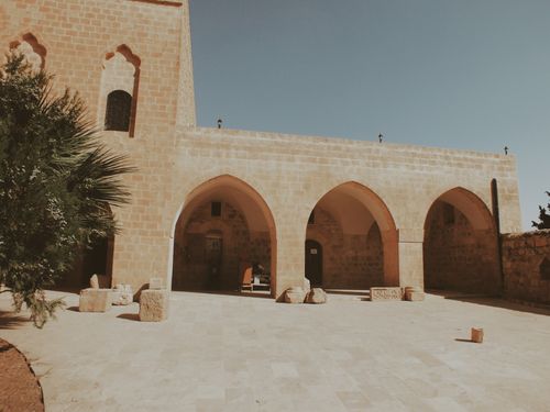 Free Beautiful stone courtyard with arches in Mardin, showcasing traditional architecture and warm tones. Stock Photo