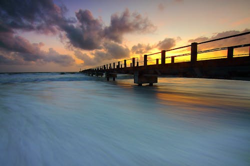 бесплатная Деревянный пирс на волнах океана Стоковое фото