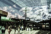 玻璃建筑中云与人的倒影，营造出充满活力的城市场景