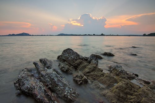 海滩岩层