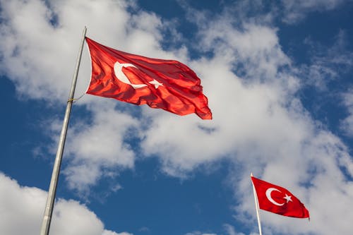 두 개의 터키 깃발의 사진
